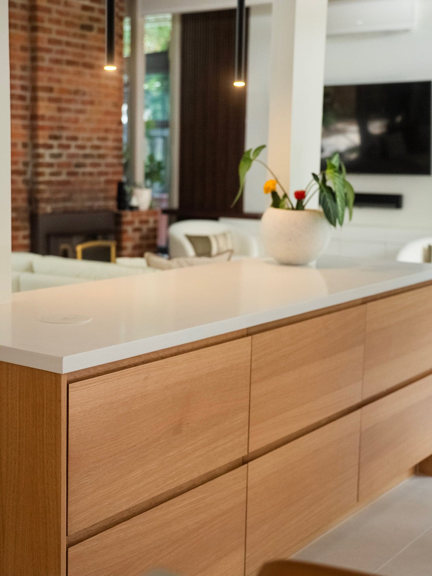 Sektion® System kitchen with ORLO.Haus COVE fronts in warm white oak