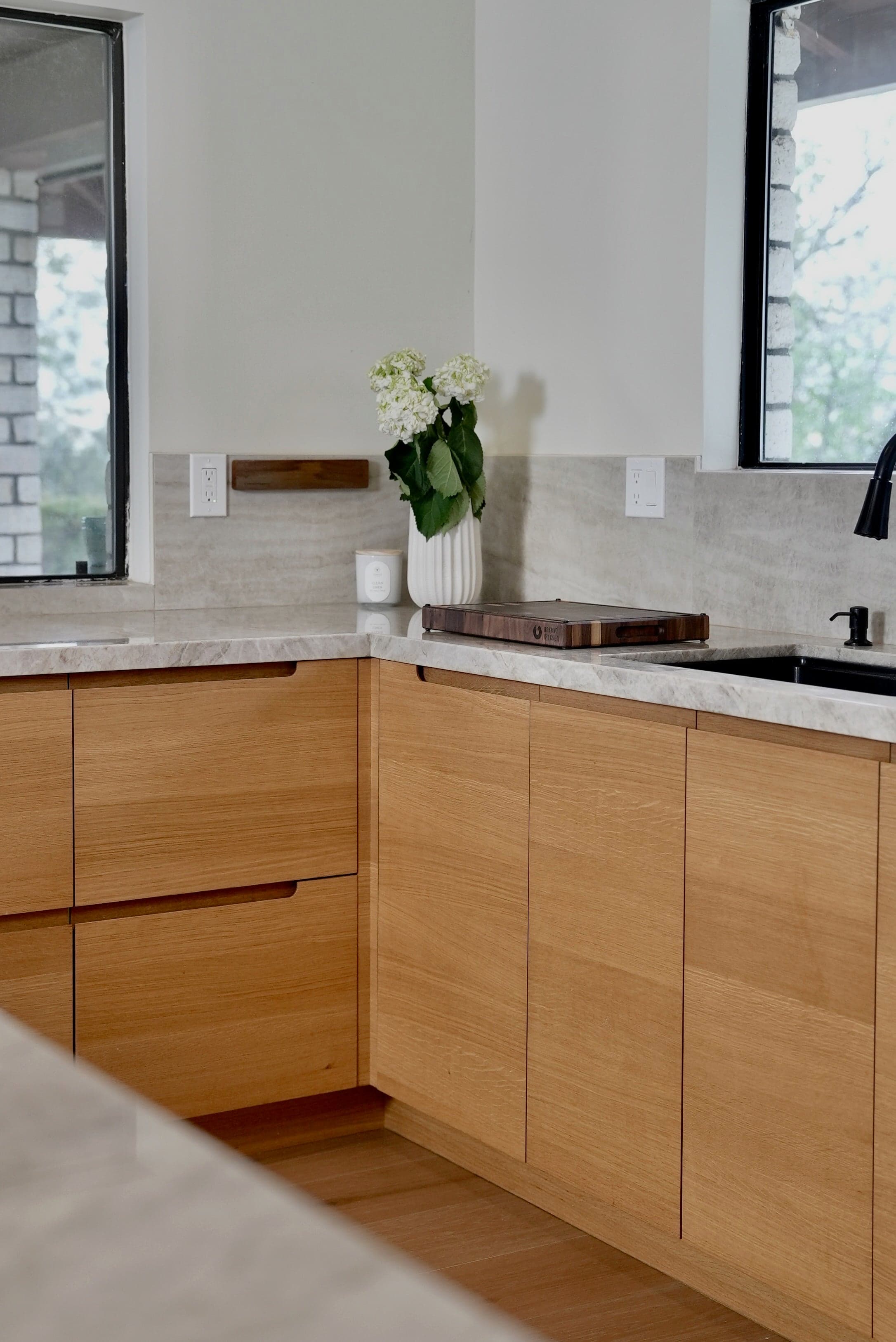 Random-plank white oak veneer detail
